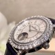 实拍 积家-Jaeger-LeCoultre DAZZLING RENDEZ- VOUS MOON约会系列月相珠宝腕表月之女神,是浪漫与柔美的象征,她掌管着大自然中的潮起潮落和季节更替,是艺术家与诗人们的灵感源泉,在温润莹亮的白色珍珠母贝映衬下,晶莹璀璨的钻石散发出夜空般的静谧之美,表圈镶嵌108颗 钻石,组成两个环绕表壳的同心圆。由36颗以爪镶工艺镶嵌的 钻石组成的外圈,为光芒闪耀的表圈营造出轻盈美妙的质感,尺寸36mm的精钢表壳搭配进口瑞士石英,采用蓝宝石水晶玻璃。 实拍 积家-Jaeger-LeCoultre DAZZLING RENDEZ- VOUS MOON约会系列月相珠宝腕表月之女神,是浪漫与柔美的象征,她掌管着大自然中的潮起潮落和季节更替,是艺术家与诗人们的灵感源泉,在温润莹亮的白色珍珠母贝映衬下,晶莹璀璨的钻石散发出夜空般的静谧之美,表圈镶嵌108颗 钻石,组成两个环绕表壳的同心圆。由36颗以爪镶工艺镶嵌的 钻石组成的外圈,为光芒闪耀的表圈营造出轻盈美妙的质感,尺寸36mm的精钢表壳搭配进口瑞士石英,采用蓝宝石水晶玻璃。