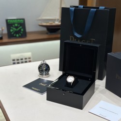 伯爵69Limelight Gala腕表超级版 正品级腕表尺寸32mm有鳄鱼皮表带，绢丝表带，牛皮表带可选运用一流的壳套打磨工艺，诠释伯爵优雅气质。表扣细节工艺，搭配施华洛世奇水钻，偶然一亮，清新脱俗。采用定制版瑞士石英机芯，续航给力，走时稳健，零返修。镶饰60颗明亮式切割钻（约0.92克拉）。表扣镶饰单颗明亮式切割施华洛世奇水钻（约0.01克拉）动人线条衬托优雅气质