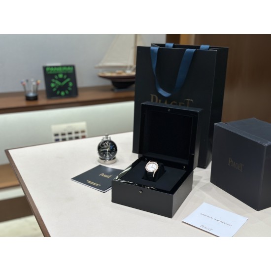 伯爵69Limelight Gala腕表超级版 正品级腕表尺寸32mm有鳄鱼皮表带,绢丝表带,牛皮表带可选运用一流的壳套打磨工艺,诠释伯爵优雅气质。表扣细节工艺,搭配施华洛世奇水钻,偶然一亮,清新脱俗。采用定制版瑞士石英机芯,续航给力,走时稳健,零返修。镶饰60颗明亮式切割钻(约0.92克拉)。表扣镶饰单颗明亮式切割施华洛世奇水钻(约0.01克拉)动人线条衬托优雅气质 伯爵69Limelight Gala腕表超级版 正品级腕表尺寸32mm有鳄鱼皮表带,绢丝表带,牛皮表带可选运用一流的壳套打磨工艺,诠释伯爵优雅气质。表扣细节工艺,搭配施华洛世奇水钻,偶然一亮,清新脱俗。采用定制版瑞士石英机芯,续航给力,走时稳健,零返修。镶饰60颗明亮式切割钻(约0.92克拉)。表扣镶饰单颗明亮式切割施华洛世奇水钻(约0.01克拉)动人线条衬托优雅气质