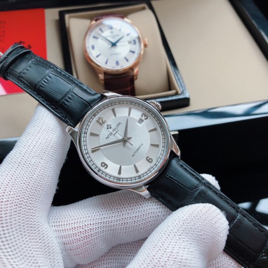 SJ出品 品牌:百达翡丽-PATEK PHILIPPE Z2 精品男士腕表,简约三针搭配三字位日历设计 经典复古风格 316精钢表壳,采用进口全自动机械机芯(超准走时)尺寸:40mm厚12mm,顶级进口牛皮表带,装配原装针扣 A级水晶镜面 三杰精致推荐男士精品机械腕表 精致传承真实效果 SJ品质的保证 SJ出品 品牌:百达翡丽-PATEK PHILIPPE Z2 精品男士腕表,简约三针搭配三字位日历设计 经典复古风格 316精钢表壳,采用进口全自动机械机芯(超准走时)尺寸:40mm厚12mm,顶级进口牛皮表带,装配原装针扣 A级水晶镜面 三杰精致推荐男士精品机械腕表 精致传承真实效果 SJ品质的保证