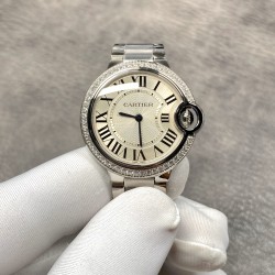 卡地亚蓝气球W6920085女表，蓝气球 33mm女款，尺寸33MM ，市面上独家货源，双卜形蓝宝石水晶玻璃，高清晰度太阳纹镀银面板 1600摄氏度淬火而成的烧钢蓝针 ，鼓型把头宝石饱满渗透蓝光，可选择牛皮、美洲鳄鱼皮配置 ，卡地亚是代购圈里有名的抢手货，尤其是卡地亚蓝气球，作为表圈里最火的表款之一，一直保持着屹立不倒的姿态。但它悠久的历史依然掩盖不住它的锋芒 ，经久不衰永不过时，独家货源此款无论“外观”内在”都真正做到完美到每个细节！机械表原本富有内涵的设计，唯美女生的最爱。出货实拍