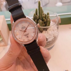 欧米茄 OMEGA 海马系列 AQUA TERRA 至臻天文台女士腕表环镶璀璨美钻，诠释情致迷人风范。表盘以白色珍珠母贝制成，平添柔和细腻质感，搭配镶钻小时刻度。全新尼龙表带与牛皮表带，不同组合，焕新风采。腕表与表带和谐相称，让您尝试不同的搭配方式，收获无限惊喜发掘专属于您的个性腕表造型！