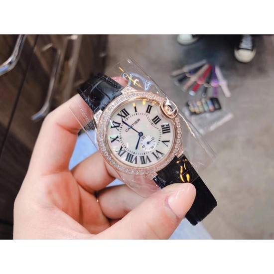 卡地亚 CARTIER 蓝气球奢华系列,316L精钢材质,简约又别具品味,摒弃了现代盛行的繁复华丽的修饰,以简约重新诠释唯美,打造独家高品质,采用高级珍珠贝母制作出表盘,优雅精致高贵气质尽显无漏。尺寸36mm*12mm。 卡地亚 CARTIER 蓝气球奢华系列,316L精钢材质,简约又别具品味,摒弃了现代盛行的繁复华丽的修饰,以简约重新诠释唯美,打造独家高品质,采用高级珍珠贝母制作出表盘,优雅精致高贵气质尽显无漏。尺寸36mm*12mm。