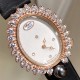 品牌:宝玑-Breguet ™️系列:珠宝系列 现推出石英版本 宝玑GJ29BB8924/5D58 雕花珍珠贝母 镶钻 女士腕表表壳电镀18K金鹅卵形表壳,外缘镶嵌24颗明亮式切割钻石和一颗日本Akoya 海水珍珠。尺寸:34.4 x 28.7毫米。表盘为玑镂刻花珍珠母贝。12点位置镶嵌宝玑铭牌。偏心小时刻度环,3点、6点、9点和12点位置设有钻石时标。宝玑经典针尖镂空式蓝钢指针。镌刻编号和Breguet隐形签名。丝缎表带,搭配折叠镶钻表扣。 品牌:宝玑-Breguet ™️系列:珠宝系列 现推出石英版本 宝玑GJ29BB8924/5D58 雕花珍珠贝母 镶钻 女士腕表表壳电镀18K金鹅卵形表壳,外缘镶嵌24颗明亮式切割钻石和一颗日本Akoya 海水珍珠。尺寸:34.4 x 28.7毫米。表盘为玑镂刻花珍珠母贝。12点位置镶嵌宝玑铭牌。偏心小时刻度环,3点、6点、9点和12点位置设有钻石时标。宝玑经典针尖镂空式蓝钢指针。镌刻编号和Breguet隐形签名。丝缎表带,搭配折叠镶钻表扣。