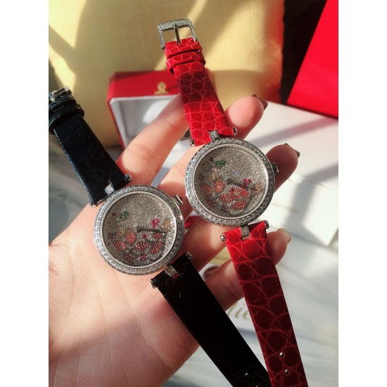 ❤️实拍 卡地亚-Cartier 满钻藤花系列腕表 双排钻侧身 搭配亮黑.红色鳄鱼皮瑞士石英机芯 蓝宝石水晶玻璃镜面 百搭经典尺寸35mm。表盘媚丽搭配并缀有彩色饰以密镶藤花的造型 奢华极致你值得拥有它。 ❤️实拍 卡地亚-Cartier 满钻藤花系列腕表 双排钻侧身 搭配亮黑.红色鳄鱼皮瑞士石英机芯 蓝宝石水晶玻璃镜面 百搭经典尺寸35mm。表盘媚丽搭配并缀有彩色饰以密镶藤花的造型 奢华极致你值得拥有它。