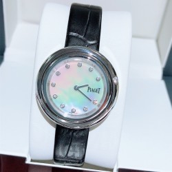 ★实拍 伯爵-PIAGET，时尚石英女款，来自Possession系列诚意推荐，魅力十足的臻品采用瑞士石英机芯，蓝宝石水晶玻璃镜面，表圈可360度旋转，在不经意的旋转之间带来不同的好心情灵动搭配，转动间，专属于你独一无二的个性造型耀目而生有光圈、单排钻和双排钻任性选择！表壳直径34mm厚度8mm。