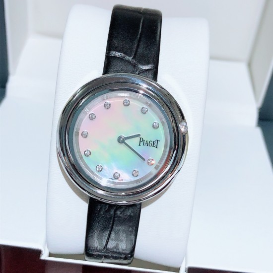 ★实拍 伯爵-PIAGET,时尚石英女款,来自Possession系列诚意推荐,魅力十足的臻品采用瑞士石英机芯,蓝宝石水晶玻璃镜面,表圈可360度旋转,在不经意的旋转之间带来不同的好心情灵动搭配,转动间,专属于你独一无二的个性造型耀目而生有光圈、单排钻和双排钻任性选择!表壳直径34mm厚度8mm。 ★实拍 伯爵-PIAGET,时尚石英女款,来自Possession系列诚意推荐,魅力十足的臻品采用瑞士石英机芯,蓝宝石水晶玻璃镜面,表圈可360度旋转,在不经意的旋转之间带来不同的好心情灵动搭配,转动间,专属于你独一无二的个性造型耀目而生有光圈、单排钻和双排钻任性选择!表壳直径34mm厚度8mm。