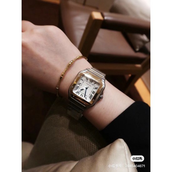 .钢带送皮带山度士女庄Santos de Cartier腕表 1⃣️表壳:316不锈钢2⃣️把的:七角形表冠 镶嵌一颗多切面蓝宝石 3⃣️表盘:阳光射线纹饰效果表盘/经典白罗马表盘4⃣️表针:剑型蓝钢指针 5⃣️表镜:蓝宝石水晶镜面 6⃣️钢表带:配备“SmartLink”表链调节装置 7⃣️表扣:搭配双重折叠表扣 表带均配备“QuickSwitch”表带快速替换装置 8⃣️表壳尺寸:35.1毫米 厚度:8.83毫米 防水深度10巴(约100米) .钢带送皮带山度士女庄Santos de Cartier腕表 1⃣️表壳:316不锈钢2⃣️把的:七角形表冠 镶嵌一颗多切面蓝宝石 3⃣️表盘:阳光射线纹饰效果表盘/经典白罗马表盘4⃣️表针:剑型蓝钢指针 5⃣️表镜:蓝宝石水晶镜面 6⃣️钢表带:配备“SmartLink”表链调节装置 7⃣️表扣:搭配双重折叠表扣 表带均配备“QuickSwitch”表带快速替换装置 8⃣️表壳尺寸:35.1毫米 厚度:8.83毫米 防水深度10巴(约100米)