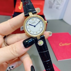 经典永不过时的Cartier卡地亚圆盘中古腕表YYDS❤️一只很复古情结的卡地亚mustbe它来了。30mm表盘大小刚刚好，优雅大方且不失气质的韵味，蓝宝石把头在阳光下依旧纯洁透亮闪耀✨设计大气且耐看，卡地亚罗马文字表盘复古时尚，设计大气且耐看，蓝宝石水晶镜面，表盘两头以简洁的T形金属衔接表带，采用意大利牛皮表带，压鳄鱼纹花色，双面皮透气好，中古美表不仅满满的vintage韵味，酷辣御姐或温柔甜姐都可驾驭的加分款