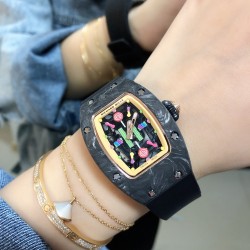 实拍 最新理查珐琅棉花糖理查德米勒 RichardMille 珐琅棉花糖 最新爆款 bon bon系列最稀有的作品！克服传统工艺打破模式！钟表最受尊敬的技术之一。不是所有人的嫁妆，棉花糖运动曲线和颜色，它们是诱人的。有了理查德米勒，实现了把棉花糖戴在你的手腕上！白色陶瓷加上黄粉绿搪瓷表盘，RM-07柔和的颜色创造了一个组合...甜蜜！糖果店的一次旅行，一个让人难以置信的艺术品。你会戴上它吗？