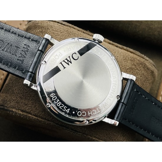 【IWS Factory2021新品推荐】万.国IWC波涛菲诺系列月相自动腕表!三大“独”道之处:1⃣️独家巨资订制万国Cal.35800真月相功能机芯,市面其他版本大多为日夜轮!2⃣️市面唯一拥有波涛条钉打磨工艺厂家,与原装工艺效果如出一辙,整体字面质感更佳!3⃣️在订制机芯的加持下,尺寸做到和原装一致!直径40MMX11MM!市面其他版本则会厚很多!IWS Factory全心力作 欢迎各位表友品鉴! 【IWS Factory2021新品推荐】万.国IWC波涛菲诺系列月相自动腕表!三大“独”道之处:1⃣️独家巨资订制万国Cal.35800真月相功能机芯,市面其他版本大多为日夜轮!2⃣️市面唯一拥有波涛条钉打磨工艺厂家,与原装工艺效果如出一辙,整体字面质感更佳!3⃣️在订制机芯的加持下,尺寸做到和原装一致!直径40MMX11MM!市面其他版本则会厚很多!IWS Factory全心力作 欢迎各位表友品鉴!