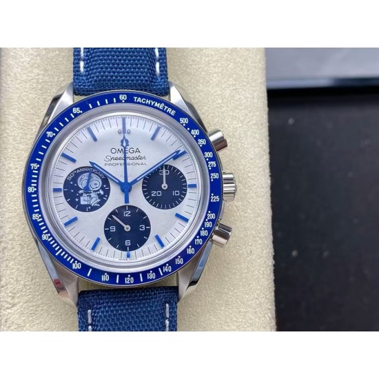 OMEGA 欧米茄 超霸系列!310.32.42.50.02.001“满配版”史努比50周年纪念腕表本次V4版本具体升级如下:1:表壳两侧的倒角以及拉丝打磨均做到和原版一致。2:圈口的陶瓷圈做工颜色均跟原版一致。3:机芯采用3861手动上链跟原版一致,机芯经过多方面升级改良比之前更加稳定。4:此次钢带款是按照国外官网原版开模打造,真正做到1比1对版。5:附带至臻天文台认证卡,同步感应直达官网对应表款!N1出品、带你进入最完美史努比太空遨游! OMEGA 欧米茄 超霸系列!310.32.42.50.02.001“满配版”史努比50周年纪念腕表本次V4版本具体升级如下:1:表壳两侧的倒角以及拉丝打磨均做到和原版一致。2:圈口的陶瓷圈做工颜色均跟原版一致。3:机芯采用3861手动上链跟原版一致,机芯经过多方面升级改良比之前更加稳定。4:此次钢带款是按照国外官网原版开模打造,真正做到1比1对版。5:附带至臻天文台认证卡,同步感应直达官网对应表款!N1出品、带你进入最完美史努比太空遨游!