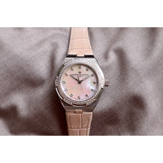 ★实拍 Vacheron Constantin江诗丹顿纵横四海系列OVERSEAS女款小号型2300v/2305v【表壳】表径3610.8mm 同步原装 质感细腻大方 蓝宝石镜面【字面】表盘经旭日纹缎面拉丝工艺处理 深邃优雅 18k金时标均带白色夜光涂层【机芯】CITIZEN8系列改Cal.5300机芯(机芯稳定零返修 )后原装18k纳米镀金质摆陀【表带扣】半马其他十字三片折叠式表扣 进口牛皮表带越欣赏 越懂欣赏 ★实拍 Vacheron Constantin江诗丹顿纵横四海系列OVERSEAS女款小号型2300v/2305v【表壳】表径3610.8mm 同步原装 质感细腻大方 蓝宝石镜面【字面】表盘经旭日纹缎面拉丝工艺处理 深邃优雅 18k金时标均带白色夜光涂层【机芯】CITIZEN8系列改Cal.5300机芯(机芯稳定零返修 )后原装18k纳米镀金质摆陀【表带扣】半马其他十字三片折叠式表扣 进口牛皮表带越欣赏 越懂欣赏