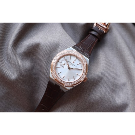 ★实拍 Vacheron Constantin江诗丹顿纵横四海系列OVERSEAS女款小号型2300v/2305v【表壳】表径3610.8mm 同步原装 质感细腻大方 蓝宝石镜面【字面】表盘经旭日纹缎面拉丝工艺处理 深邃优雅 18k金时标均带白色夜光涂层【机芯】CITIZEN8系列改Cal.5300机芯(机芯稳定零返修 )后原装18k纳米镀金质摆陀【表带扣】半马其他十字三片折叠式表扣 进口牛皮表带越欣赏 越懂欣赏 ★实拍 Vacheron Constantin江诗丹顿纵横四海系列OVERSEAS女款小号型2300v/2305v【表壳】表径3610.8mm 同步原装 质感细腻大方 蓝宝石镜面【字面】表盘经旭日纹缎面拉丝工艺处理 深邃优雅 18k金时标均带白色夜光涂层【机芯】CITIZEN8系列改Cal.5300机芯(机芯稳定零返修 )后原装18k纳米镀金质摆陀【表带扣】半马其他十字三片折叠式表扣 进口牛皮表带越欣赏 越懂欣赏