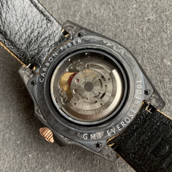 Diw新作勞力士超限量GMT-MASTER II Diw团队重新制作了碳纤维表壳,同时包含表圈、面盘等零件也全都是碳纤维材质,其中碳纤维表圈上数字刻度首次采用全新碳纤维植丁技术(非填油)塑造丰富视觉层次,质感细腻。透视底盖可清楚展示正反快速调日历的劳力士专属cal.3186机芯。搭配柔软魔术贴表带和一体碳纤维表扣。首批量产提供4种颜色表盘可选,5种不同颜色风格表带。 Diw新作勞力士超限量GMT-MASTER II Diw团队重新制作了碳纤维表壳,同时包含表圈、面盘等零件也全都是碳纤维材质,其中碳纤维表圈上数字刻度首次采用全新碳纤维植丁技术(非填油)塑造丰富视觉层次,质感细腻。透视底盖可清楚展示正反快速调日历的劳力士专属cal.3186机芯。搭配柔软魔术贴表带和一体碳纤维表扣。首批量产提供4种颜色表盘可选,5种不同颜色风格表带。