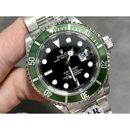 ARROLEX超强904钢复古水鬼SUB"16610"系列。表壳表带表扣均为AR专用订制,顶级芬兰进口904钢材铸造而成! 震撼技术特点1⃣️:复古水鬼的铝合金圈口与正品一致,都是散件套瘪,冲压而成,正品绿圈因年代和版本,有区分平头40和尖头40,圈口绿色也有区分!AR在此处复刻,力求与原装一致并可与原装互换。2⃣️:全新的实心秒轴设计3⃣️:表壳表带的打磨和表扣内外侧的处理都为市面最强做工 4️⃣圈口三角位夜光珠重新升级,珠形更饱满圆润!5⃣️搭载全新3135自动型机芯 ARROLEX超强904钢复古水鬼SUB"16610"系列。表壳表带表扣均为AR专用订制,顶级芬兰进口904钢材铸造而成! 震撼技术特点1⃣️:复古水鬼的铝合金圈口与正品一致,都是散件套瘪,冲压而成,正品绿圈因年代和版本,有区分平头40和尖头40,圈口绿色也有区分!AR在此处复刻,力求与原装一致并可与原装互换。2⃣️:全新的实心秒轴设计3⃣️:表壳表带的打磨和表扣内外侧的处理都为市面最强做工 4️⃣圈口三角位夜光珠重新升级,珠形更饱满圆润!5⃣️搭载全新3135自动型机芯