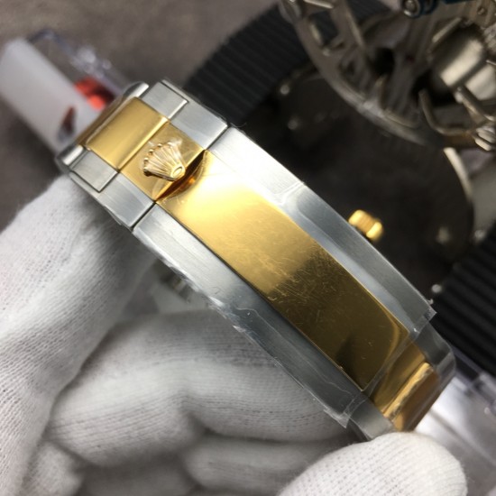 N9 Factory力作 V9版劳力士Rolex间金款,表圈和圈口刻度填色更逼真,直径40毫米x13毫米,搭载ETA2836自动机械机芯,904L精钢表壳表链,蓝宝石镜面,超强夜光,折叠扣,防水大于100米!N9匠心独运 专注品质 专注个性 值得你品鉴!(附送专用拆表工具+专用擦表布) N9 Factory力作 V9版劳力士Rolex间金款,表圈和圈口刻度填色更逼真,直径40毫米x13毫米,搭载ETA2836自动机械机芯,904L精钢表壳表链,蓝宝石镜面,超强夜光,折叠扣,防水大于100米!N9匠心独运 专注品质 专注个性 值得你品鉴!(附送专用拆表工具+专用擦表布)
