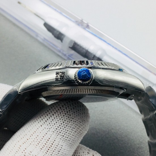N9 Factory最新推荐 原版复刻 劳力士Rolex天行者系列SKY-DWELLER 直径42毫米x10毫米 机芯:进口全自动机械机芯改装9001 (24小时盘可单调) 圈口: 劳力士Ring Command三角坑纹⏲双向旋转外圈,镜面:德国进口蓝宝石玻璃镜面,材料:904L精钢表壳 表带: 不锈钢(蚝式钢),蚝式,原装保险折叠扣,经典男士休闲腕表,成功男士的标志!让您一劳永逸!N9诚意之作 值得你拥有! N9 Factory最新推荐 原版复刻 劳力士Rolex天行者系列SKY-DWELLER 直径42毫米x10毫米 机芯:进口全自动机械机芯改装9001 (24小时盘可单调) 圈口: 劳力士Ring Command三角坑纹⏲双向旋转外圈,镜面:德国进口蓝宝石玻璃镜面,材料:904L精钢表壳 表带: 不锈钢(蚝式钢),蚝式,原装保险折叠扣,经典男士休闲腕表,成功男士的标志!让您一劳永逸!N9诚意之作 值得你拥有!