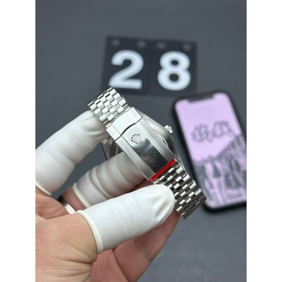 ROLEX 劳力士 蚝式恒动日志型41mm系列腕表,直径41mm,经典的蚝式表壳搭配三角坑纹外圈,把头采用旋入式设计,抗刮损蓝水晶玻璃,防反光凸透式放大(2.5倍)日历窗,隐蔽式摺叠皇冠带扣,矜持有度秀而不媚 恒久优雅! ROLEX 劳力士 蚝式恒动日志型41mm系列腕表,直径41mm,经典的蚝式表壳搭配三角坑纹外圈,把头采用旋入式设计,抗刮损蓝水晶玻璃,防反光凸透式放大(2.5倍)日历窗,隐蔽式摺叠皇冠带扣,矜持有度秀而不媚 恒久优雅!