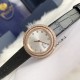 实拍 伯爵-PIAGET 女士腕表 瑞士石英机芯 316L精钢表壳 真牛皮表带 尺寸34*8mm 蓝宝石玻璃镜面 简约的设计,大胆而多彩的配色,以及旋转表圈是伯爵品牌 Possession腕表的特质所在。通过品牌制表师们天马星空的创意,将各个亮色的表带与贵金属、钻石、精钢材质相融,通过圆形盘面的演绎,令全新的 Possession腕表越发闪耀夺目,给人眼前一亮之感。 实拍 伯爵-PIAGET 女士腕表 瑞士石英机芯 316L精钢表壳 真牛皮表带 尺寸34*8mm 蓝宝石玻璃镜面 简约的设计,大胆而多彩的配色,以及旋转表圈是伯爵品牌 Possession腕表的特质所在。通过品牌制表师们天马星空的创意,将各个亮色的表带与贵金属、钻石、精钢材质相融,通过圆形盘面的演绎,令全新的 Possession腕表越发闪耀夺目,给人眼前一亮之感。