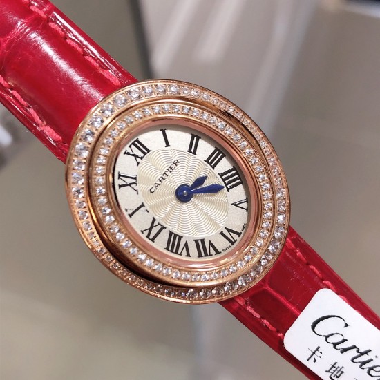 实拍 Cartier HYPNOSE系列腕表卡地亚椭圆双环交叠,演绎卡地亚柔美细腻的标志性风格。腕表灵动深邃,玫瑰金表壳镶嵌明亮式切割圆钻,太阳纹放射效果的表盘与剑形蓝钢指针,搭配鳄鱼皮带 典雅又唯美,再随机配送一条牛皮 30*26mm小号表款,搭配瑞士石英机芯,非常适合女性佩戴。 实拍 Cartier HYPNOSE系列腕表卡地亚椭圆双环交叠,演绎卡地亚柔美细腻的标志性风格。腕表灵动深邃,玫瑰金表壳镶嵌明亮式切割圆钻,太阳纹放射效果的表盘与剑形蓝钢指针,搭配鳄鱼皮带 典雅又唯美,再随机配送一条牛皮 30*26mm小号表款,搭配瑞士石英机芯,非常适合女性佩戴。
