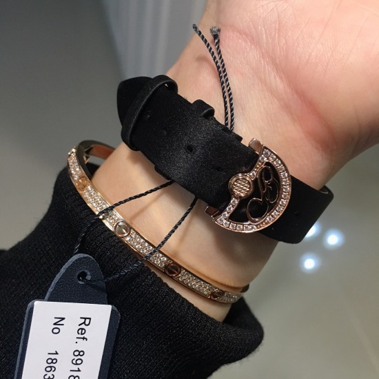 ⚠️到货啦 新版宝玑 实拍 Breguet-宝玑那不勒斯皇后系列! 史上最强最美 超薄 最新升级版本 绝对值得拥有的一款 正品一致的拉丁料绢表带 蓝宝石拱桥弧形玻璃 表盘用天然白色珍珠母贝 阿拉伯数字时符 经典的蓝钢宝玑指针 6点位设有一颗水滴形钻石 机芯是586/1自动上链机 我们一直正品完美复刻 那不勒斯皇后款 绝对的女神气质名媛款 最重要的是百搭得来不失少女心 必入款❗带上一秒变女神,各种派对,晚会,聚会,约会,发布会,让你BlingBling。 ⚠️到货啦 新版宝玑 实拍 Breguet-宝玑那不勒斯皇后系列! 史上最强最美 超薄 最新升级版本 绝对值得拥有的一款 正品一致的拉丁料绢表带 蓝宝石拱桥弧形玻璃 表盘用天然白色珍珠母贝 阿拉伯数字时符 经典的蓝钢宝玑指针 6点位设有一颗水滴形钻石 机芯是586/1自动上链机 我们一直正品完美复刻 那不勒斯皇后款 绝对的女神气质名媛款 最重要的是百搭得来不失少女心 必入款❗带上一秒变女神,各种派对,晚会,聚会,约会,发布会,让你BlingBling。