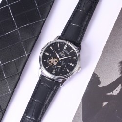 最爆：欧米茄 OMEGA 类型：精致款男士腕表表带：真牛皮316精钢表带机芯：顶级机械机芯（稳定）材料：矿物质超强镜面睿智风范 立体感强 特别设计 尺寸：直径40mm 厚10mm！
