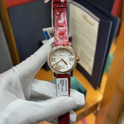 NR 实拍 最新配色 特别款 最强副本萧邦CHOPARD快乐钻系列（原版开模）「小号33mm 」历时一年多研发终于面世，在蓝气球已经是女士标配的时代 萧邦快乐钻系列女表脱颖而出，成为时尚界追捧的一股潮流！【 Factory HAPPY DIMION系列】此款不但能凸显出钻石的高贵而且更是「女神」最渴望拥有腕表之一 轻松出席各种场合不会出现「同款尴尬」【表带】标配美洲鳄鱼皮 【机芯】采用TOP级2892机芯，每颗机芯都经由制表师的精调细选，确保带来稳定可靠的精准走时。绝世精品！图为33尺寸