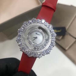 萧邦Happy Diamonds系列特别款！2019年官网力推款！2018即将过去，新的一年从元旦开始！枫叶美丽并寓意着坚毅精神！即代表永恒爱情送给恋人，也代表对美好的回忆，可送给一路陪伴的朋友，还代表一种岁月的轮回。1比1超前做工同步首发！表面配置三块蓝宝石防刮玻璃，瑞士朗达机芯，尺寸：外径34mm内径14mm。表带14/12。
