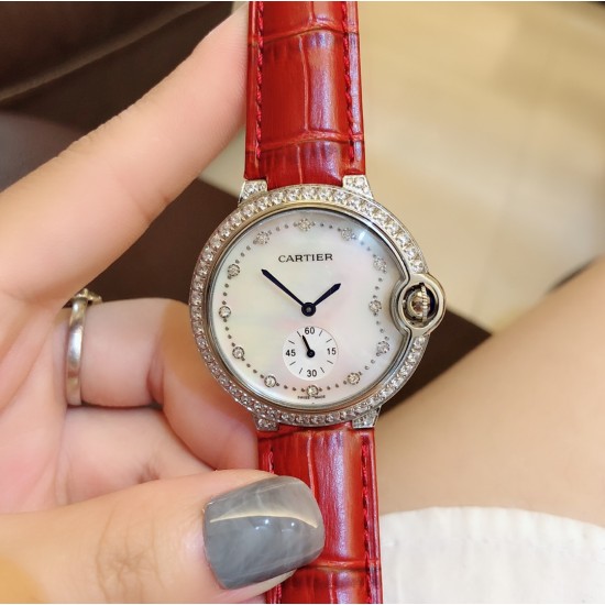 卡地亚 CARTIER 蓝气球奢华系列,316L精钢材质,简约又别具品味,摒弃了现代盛行的繁复华丽的修饰,以简约重新诠释唯美,打造独家高品质,采用高级珍珠贝母制作出表盘,优雅精致高贵气质尽显无漏。尺寸36mm*12mm。 卡地亚 CARTIER 蓝气球奢华系列,316L精钢材质,简约又别具品味,摒弃了现代盛行的繁复华丽的修饰,以简约重新诠释唯美,打造独家高品质,采用高级珍珠贝母制作出表盘,优雅精致高贵气质尽显无漏。尺寸36mm*12mm。