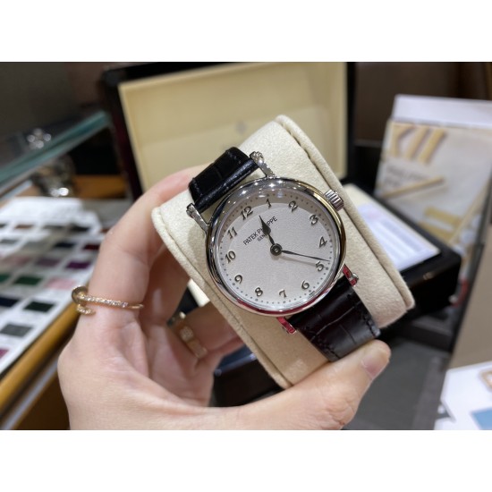 表中之王——百达翡丽   2021新款百达古典系列女款，型号7200R-001，表盘字面采用与官方一致乳白色粒纹表盘和金质立体字块，蓝宝石双卜玻璃，搭配超薄全自动机械机芯cal.240，超薄款牛皮，针扣款式与官方一致，表径34.6mm，厚度9.5mm，颜值真的不输积家卡地亚呀越看越美[哇]