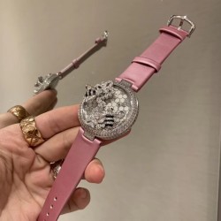 ❤️卡地亚C家白色小蜜蜂创意宝石系列当时看到第一眼就觉得超级可爱！喜欢的赶快拿下吧！整只蜜蜂都是纯手工缝制施华洛钻！光是蜜蜂的大小就调了N次！瑞士石英机芯！40mm的表盘！表带绢丝也是采用原版一致的小薄绒绢丝表带 颜色也是刚刚好的好看！光是为了对版就花费了多少心血 不过换来都是值得的！可以说它是非常完美了！❤️
