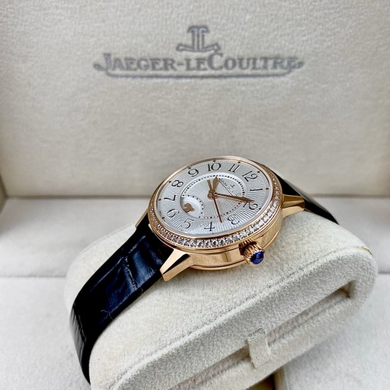 JAEGER-LECOULTRE积家女款RENDEZ-VOUS约会系列。尺寸：29mm搭载日本进口全自动机械机芯  正品版本机芯主版  功能：日夜星晨、时分秒显示功能 ，展现出昼的灿烂与夜的浪漫(刚刚的相遇，[玫瑰]刚刚的缘分，[爱心]刚刚的时间，愿幸福快乐与您相伴)