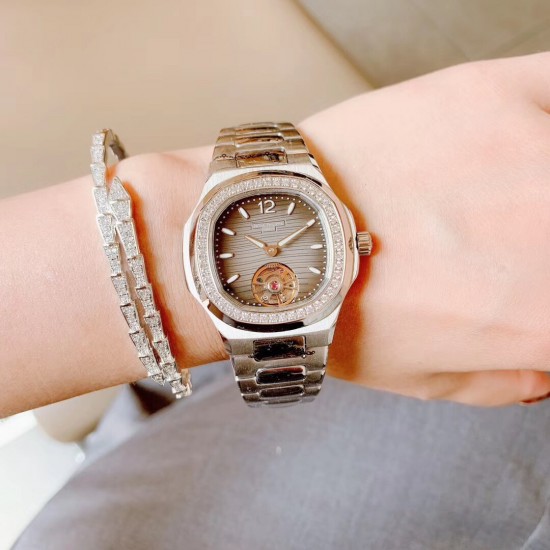 百达翡丽 手雷系列 女款简约飞轮 最强版本 Patek Philippe Seal印记Cal.324 CS自动机械机芯 专柜尺寸33mm 厚度9.5mm 花巨资复刻原版Cal.324 CS机芯 市场现在唯一一个324CS机芯与原装机芯摆轮一致 可谓市场最高版本女表表后 女性对永恒时间理念的钟爱 难以抗拒的柔美气息 百达翡丽 手雷系列 女款简约飞轮 最强版本 Patek Philippe Seal印记Cal.324 CS自动机械机芯 专柜尺寸33mm 厚度9.5mm 花巨资复刻原版Cal.324 CS机芯 市场现在唯一一个324CS机芯与原装机芯摆轮一致 可谓市场最高版本女表表后 女性对永恒时间理念的钟爱 难以抗拒的柔美气息