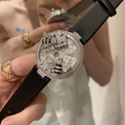 ❤️卡地亚C家白色小蜜蜂创意宝石系列当时看到第一眼就觉得超级可爱！喜欢的赶快拿下吧！整只蜜蜂都是纯手工缝制施华洛钻！光是蜜蜂的大小就调了N次！瑞士石英机芯！40mm的表盘！表带绢丝也是采用原版一致的小薄绒绢丝表带 颜色也是刚刚好的好看！光是为了对版就花费了多少心血 不过换来都是值得的！可以说它是非常完美了！❤️