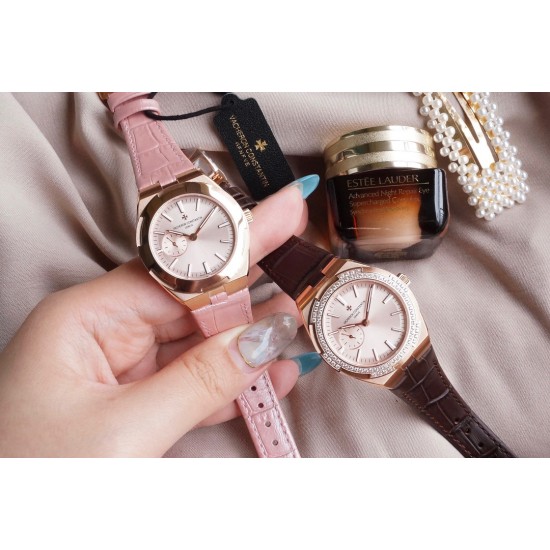 Vacheron Constantin江诗丹顿纵横四海系列OVERSEAS女款小号型2300v/2305v【表壳】表径3610.8mm 同步原装 质感细腻大方 蓝宝石镜面【字面】表盘经旭日纹缎面拉丝工艺处理 深邃优雅 18k金时标均带白色夜光涂层【机芯】CITIZEN8系列改Cal.5300机芯(机芯稳定零返修 )后原装18k纳米镀金质摆陀【表带扣】半马其他十字三片折叠式表扣 进口牛皮表带越欣赏 越懂欣赏 Vacheron Constantin江诗丹顿纵横四海系列OVERSEAS女款小号型2300v/2305v【表壳】表径3610.8mm 同步原装 质感细腻大方 蓝宝石镜面【字面】表盘经旭日纹缎面拉丝工艺处理 深邃优雅 18k金时标均带白色夜光涂层【机芯】CITIZEN8系列改Cal.5300机芯(机芯稳定零返修 )后原装18k纳米镀金质摆陀【表带扣】半马其他十字三片折叠式表扣 进口牛皮表带越欣赏 越懂欣赏