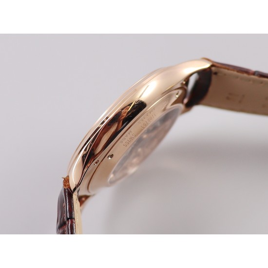TW出品 积家超薄大师Q1288420系列腕表尺寸: 40mm x 8.0mm 316L精钢 蓝宝石镜面 牛皮表带 折叠扣 防水30米。机芯: 日本9015机芯改Cal.896机芯。TW工厂耗时长达十八个月 积家大师系列 终于出货 原版正品开模 TW不求速度力求把握好每一个细节 阴阳子母指针完全吻合原版设计(一半拉沙一半抛光) 圈口 中壳 底盖三件套同步原装版型 还原正品气质 字面金属放射纹路质感十足 蓝宝石玻璃通透叫板正品 TW出品必属精品,因为用心,所以专业(实力拍,实拍无P图) TW出品 积家超薄大师Q1288420系列腕表尺寸: 40mm x 8.0mm 316L精钢 蓝宝石镜面 牛皮表带 折叠扣 防水30米。机芯: 日本9015机芯改Cal.896机芯。TW工厂耗时长达十八个月 积家大师系列 终于出货 原版正品开模 TW不求速度力求把握好每一个细节 阴阳子母指针完全吻合原版设计(一半拉沙一半抛光) 圈口 中壳 底盖三件套同步原装版型 还原正品气质 字面金属放射纹路质感十足 蓝宝石玻璃通透叫板正品 TW出品必属精品,因为用心,所以专业(实力拍,实拍无P图)