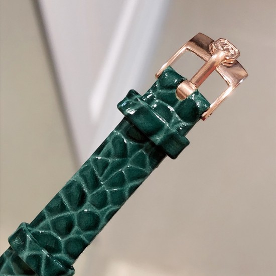 实拍 萧邦新增绿色表盘HAPPY DIAMONDS系列快乐钻腕表 3层蓝宝石玻璃镜面 我们就是自己的神话 原厂瑞士石英机芯 镜面内5颗快乐钻自由转动 活动钻石围绕表盘回旋起舞 制作精巧的表壳玩味透明概念 chopard家标志性的Happy钻石在两片蓝宝石水晶玻璃 形成的空间内自由滑动 充分展现自由和欢快的感觉 表壳顶端与底端各缀有一圈钻石 树叶形指针 较小的同心圆为珍珠母贝质地 呈圆满的球型 两个同心圆环上皆全手工镶有钻石 七颗灵动钻石如悬空漂浮一般 细节见真知。 实拍 萧邦新增绿色表盘HAPPY DIAMONDS系列快乐钻腕表 3层蓝宝石玻璃镜面 我们就是自己的神话 原厂瑞士石英机芯 镜面内5颗快乐钻自由转动 活动钻石围绕表盘回旋起舞 制作精巧的表壳玩味透明概念 chopard家标志性的Happy钻石在两片蓝宝石水晶玻璃 形成的空间内自由滑动 充分展现自由和欢快的感觉 表壳顶端与底端各缀有一圈钻石 树叶形指针 较小的同心圆为珍珠母贝质地 呈圆满的球型 两个同心圆环上皆全手工镶有钻石 七颗灵动钻石如悬空漂浮一般 细节见真知。