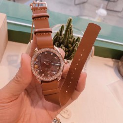 欧米茄 OMEGA 海马系列 AQUA TERRA 至臻天文台女士腕表环镶璀璨美钻，诠释情致迷人风范。表盘以白色珍珠母贝制成，平添柔和细腻质感，搭配镶钻小时刻度。全新尼龙表带与牛皮表带，不同组合，焕新风采。腕表与表带和谐相称，让您尝试不同的搭配方式，收获无限惊喜发掘专属于您的个性腕表造型！