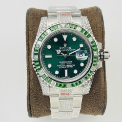 【VRS Factory2022墙裂推荐 市场最高版本】奢华大作，劳力士Rolex SUB潜航者后镶钻定制版！是奢华闪耀与永不退色的融合，更是经典潮流的不二之选！1⃣️【表壳】直径40MM。每一颗钻石/彩宝均来自奥地利（施华洛世奇原产地）经过严格的筛选，确保颜色，大小，火彩统一，专业珠宝镶嵌师精心镶嵌。2⃣️【表带】跟官网同步，904L蚝式钢完美还原坚固耐用的优良血统，效果可媲美原装。3⃣️【机芯】采用复刻界的机芯之王——搭配3135自动上旋机芯。VRS Factory匠心力作 敬请各路表友品鉴！