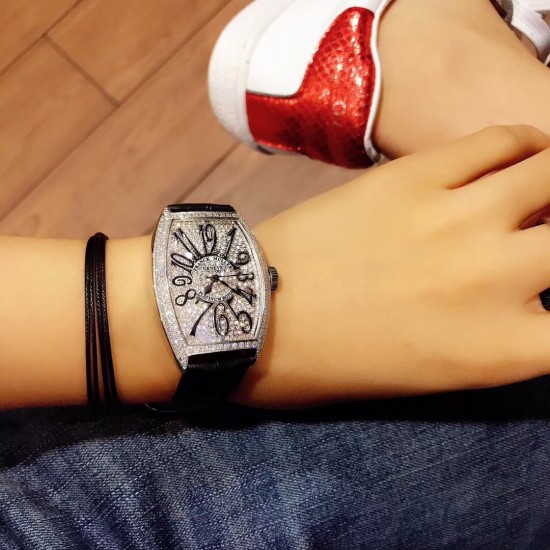 法穆兰 Franck Muller 是深受时尚白领及众多明星追捧的顶级腕表品牌,法兰克穆勒的标志性特征是其酒桶型表壳和夸张的弧度设计,同时也拥有精湛的制表工艺,法兰克穆勒手表凝聚了无限心血、承载了无尽情感,是鉴赏家眼中出类拔萃、独一无二的完美杰作。尺寸32mm*45mm*12mm。 法穆兰 Franck Muller 是深受时尚白领及众多明星追捧的顶级腕表品牌,法兰克穆勒的标志性特征是其酒桶型表壳和夸张的弧度设计,同时也拥有精湛的制表工艺,法兰克穆勒手表凝聚了无限心血、承载了无尽情感,是鉴赏家眼中出类拔萃、独一无二的完美杰作。尺寸32mm*45mm*12mm。