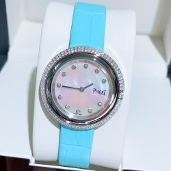 ★实拍 伯爵-PIAGET，时尚石英女款，来自Possession系列诚意推荐，魅力十足的臻品采用瑞士石英机芯，蓝宝石水晶玻璃镜面，表圈可360度旋转，在不经意的旋转之间带来不同的好心情灵动搭配，转动间，专属于你独一无二的个性造型耀目而生有光圈、单排钻和双排钻任性选择！表壳直径34mm厚度8mm。