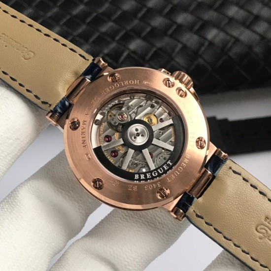 V9宝玑MARINE航海系列5517款腕表,航海天文钟的起源作品,“时计本是兵家利器”说的就是这款腕表,钟表界的巨作。工厂全面抄写原装数据,98%还原壳型字面,彰显原装优雅硬朗的气质,以进口9015升级为原装同款777A自动机械机芯,镌刻独立编号与宝玑先生签名。直径40毫米,表壳外缘饰有钱币饰纹。正反均为蓝宝石防刮玻璃,旋入式防水表冠。实测防水深度100米。搭配饰有太阳放射纹表盘,配装意大利鳄鱼纹真牛皮,另送一副原装胶带,一表两戴,以零头的价格给您带来原装超值体验。 V9宝玑MARINE航海系列5517款腕表,航海天文钟的起源作品,“时计本是兵家利器”说的就是这款腕表,钟表界的巨作。工厂全面抄写原装数据,98%还原壳型字面,彰显原装优雅硬朗的气质,以进口9015升级为原装同款777A自动机械机芯,镌刻独立编号与宝玑先生签名。直径40毫米,表壳外缘饰有钱币饰纹。正反均为蓝宝石防刮玻璃,旋入式防水表冠。实测防水深度100米。搭配饰有太阳放射纹表盘,配装意大利鳄鱼纹真牛皮,另送一副原装胶带,一表两戴,以零头的价格给您带来原装超值体验。
