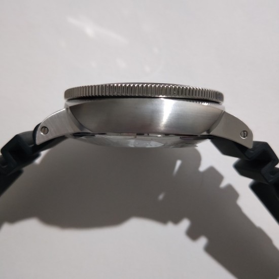 沛纳海新款系列:SUBMERSIBLE 潜行系列型号:PAM00683尺寸:直径47mm,厚度15mm玻璃:高硬度矿物质玻璃圈口:可逆时针方向旋转陶瓷圈口表带:舒适硅胶带表扣:原装针扣机芯:装配天津全自动机芯至臻精品，魅力呈现，欢迎转载
