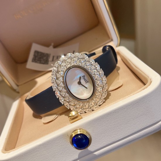 伯爵-PIAGET 全新高级珠宝系列,18K白金.玫瑰金,镶饰两圈马眼型切割美钻一圈22颗(约3.84克拉)-共44颗高级珠宝制作的一大挑战;钻石散发的耀眼光芒,皮带采用轻柔的缎面材质,与钻石造型形成优雅对比。原装尺寸31 X37 mm 伯爵-PIAGET 全新高级珠宝系列,18K白金.玫瑰金,镶饰两圈马眼型切割美钻一圈22颗(约3.84克拉)-共44颗高级珠宝制作的一大挑战;钻石散发的耀眼光芒,皮带采用轻柔的缎面材质,与钻石造型形成优雅对比。原装尺寸31 X37 mm