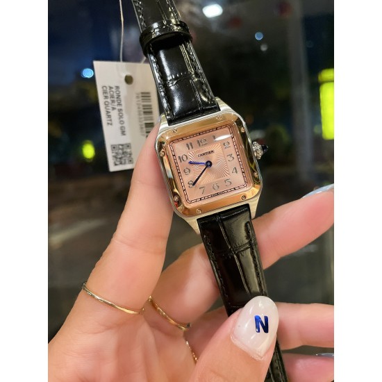 v8台湾厂 2021年最新款限量版 卡地亚山度士超薄杜蒙系列腕表,情侣款对表,中性表款 台湾厂做工质量杠杠!深度防水表壳:316L精钢3件套表壳玻璃:蓝宝石水晶镜面机芯:瑞士进口瑞士石英字面:经典罗马数字时标表带:意大利进口头层小牛皮表带表扣:精钢原装针扣 式表扣 v8台湾厂 2021年最新款限量版 卡地亚山度士超薄杜蒙系列腕表,情侣款对表,中性表款 台湾厂做工质量杠杠!深度防水表壳:316L精钢3件套表壳玻璃:蓝宝石水晶镜面机芯:瑞士进口瑞士石英字面:经典罗马数字时标表带:意大利进口头层小牛皮表带表扣:精钢原装针扣 式表扣