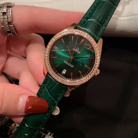 ★实拍 欧米茄-OMEGA 欧米茄碟飞名典系列 女士腕表 欧米茄名典腕表诞生于1949年,其纤薄而典雅的金质表壳别具一格,内部搭载的超薄机芯极具传奇色彩。渐变色弧面表盘,搭配抛光18K金指针,6点位设置有日历窗口,34mm玫瑰金表壳配以多色双面意大利牛皮表带。低调的奢华,简约而不简单. ★实拍 欧米茄-OMEGA 欧米茄碟飞名典系列 女士腕表 欧米茄名典腕表诞生于1949年,其纤薄而典雅的金质表壳别具一格,内部搭载的超薄机芯极具传奇色彩。渐变色弧面表盘,搭配抛光18K金指针,6点位设置有日历窗口,34mm玫瑰金表壳配以多色双面意大利牛皮表带。低调的奢华,简约而不简单.