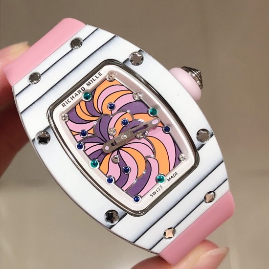 实拍 最新理查珐琅棉花糖理查德米勒 RichardMille 珐琅棉花糖 最新爆款 bon bon系列最稀有的作品!克服传统工艺打破模式!钟表最受尊敬的技术之一。不是所有人的嫁妆,棉花糖运动曲线和颜色,它们是诱人的。有了理查德米勒,实现了把棉花糖戴在你的手腕上!白色陶瓷加上黄粉绿搪瓷表盘,RM-07柔和的颜色创造了一个组合...甜蜜!糖果店的一次旅行,一个让人难以置信的艺术品。你会戴上它吗? 实拍 最新理查珐琅棉花糖理查德米勒 RichardMille 珐琅棉花糖 最新爆款 bon bon系列最稀有的作品!克服传统工艺打破模式!钟表最受尊敬的技术之一。不是所有人的嫁妆,棉花糖运动曲线和颜色,它们是诱人的。有了理查德米勒,实现了把棉花糖戴在你的手腕上!白色陶瓷加上黄粉绿搪瓷表盘,RM-07柔和的颜色创造了一个组合...甜蜜!糖果店的一次旅行,一个让人难以置信的艺术品。你会戴上它吗?