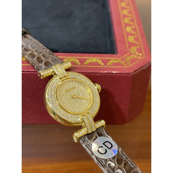 鳄鱼皮新品发布 奢华版满天星镶钻表盘卡地亚小旋风must de小金表vintage中古断货王，性价比高闭眼入。神仙颜值美绝trinity，小孩子才做选择，成年人都是all in![色]表径24mm，超薄厚度5.8mm，搭载瑞士石英机芯，罗马刻度奶油盘，简洁大两针，后镶天然美钻搭配鳄鱼皮表带更奢华超级闪。可仙可盐可甜，精致优雅上手绝美。时尚是一个经典的轮回～说不定今年的复古风，你就是走得最驾轻就熟的一个。推荐指数：⭐⭐⭐⭐⭐