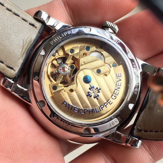 时尚新款 PATEK PHILIPPE【新年巨献 最高版本】百达翡丽超级多功能系列（功能 12字位日月星辰显示 6字位飞达显示）和原装一样的带水平压纹工艺，带荧光刻度 ，42mm直径。316L精钢镀金，原装进口镀膜水晶镜面。字面的外钻为施华洛世奇钻，通透闪亮，气质非凡。在目前技术范畴内尽可能接近原装，此款腕表让您驾驭所有场合。